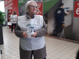 Una lampadina sospesa presso Leroy Merlin novembre 2022
